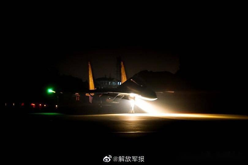 出击！东部战区空军航空兵某旅组织跨昼夜飞行训练