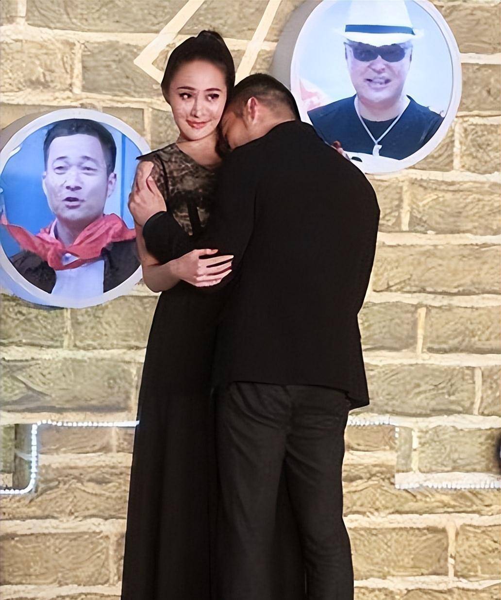 并且除了这个动作之外,喻恩泰还在现场跪地从后面抱着王澜霏,并且将