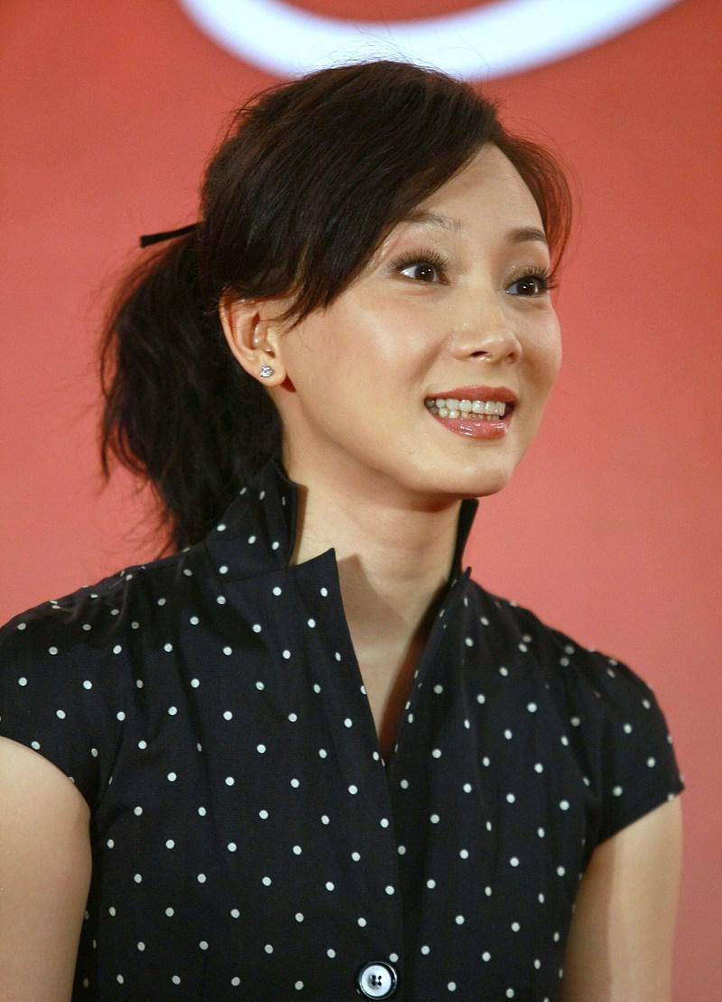 陈数的化妆术太强了,素颜妆精致不假面,配波点裙像不到30岁_裙子_少女