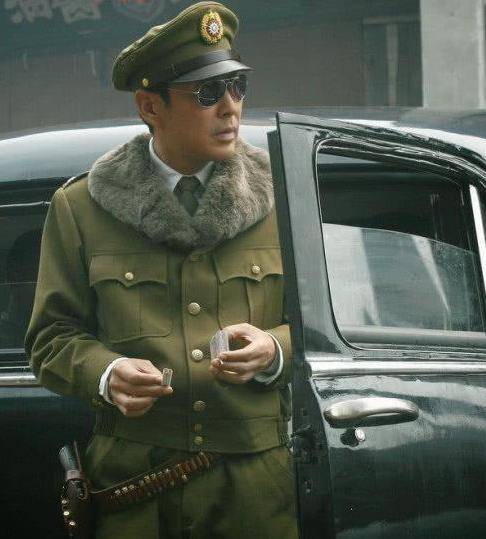 老戏骨陈道明同样在戏中穿过军装,原本就自带气场的他,穿上军装后显得