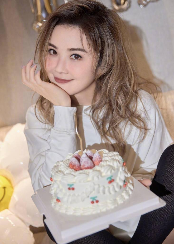 蔡卓妍晒40岁生日照 手捧蛋糕笑容灿烂