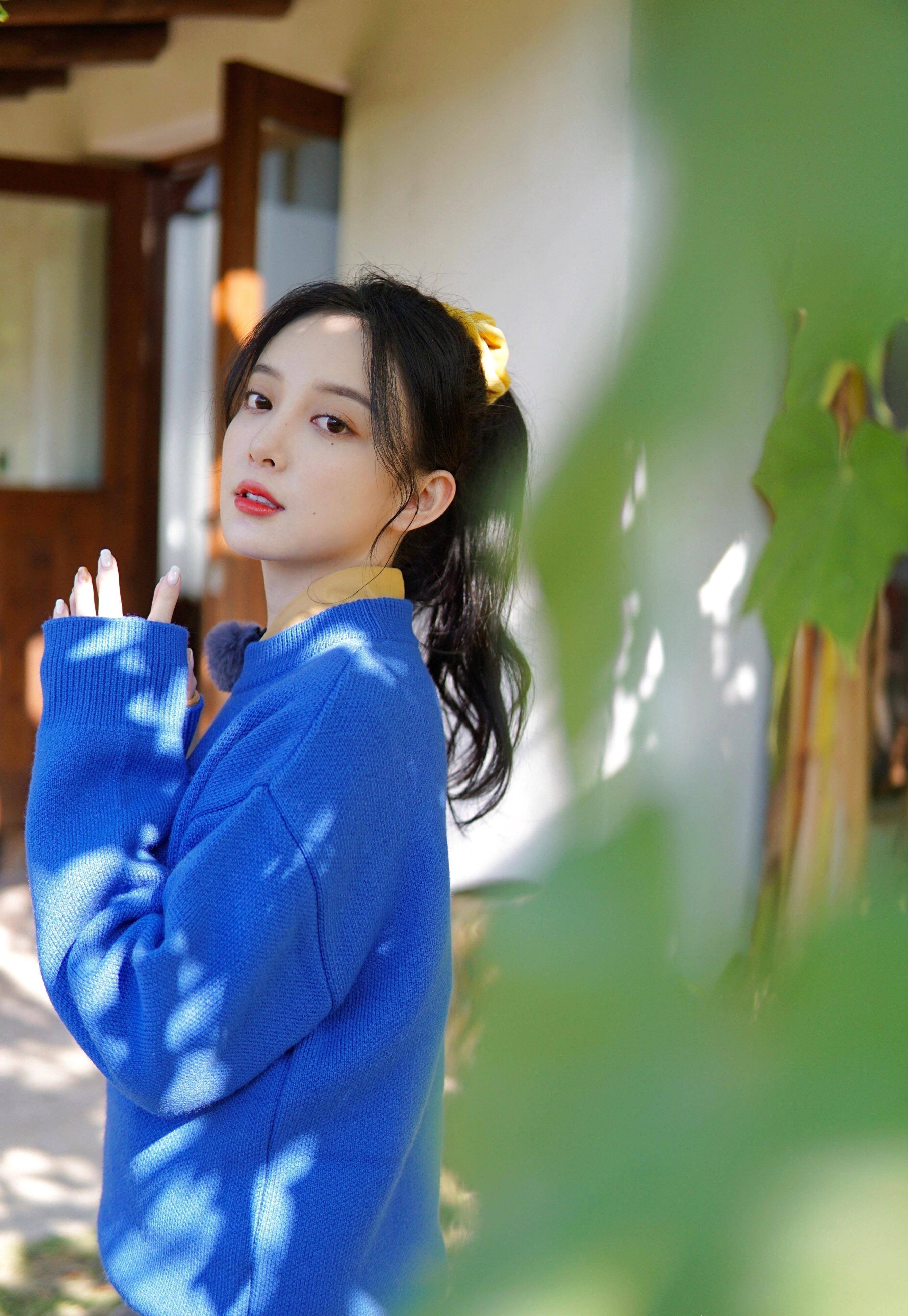 一直不火的汪小敏,人美歌甜,私服更是美得一塌糊涂_黑色_毛衣_舞台