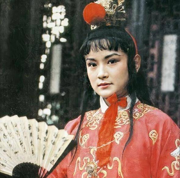 有意思的是,后来贾宝玉的扮演者还是侯长荣觉得合适,推荐给导演组.