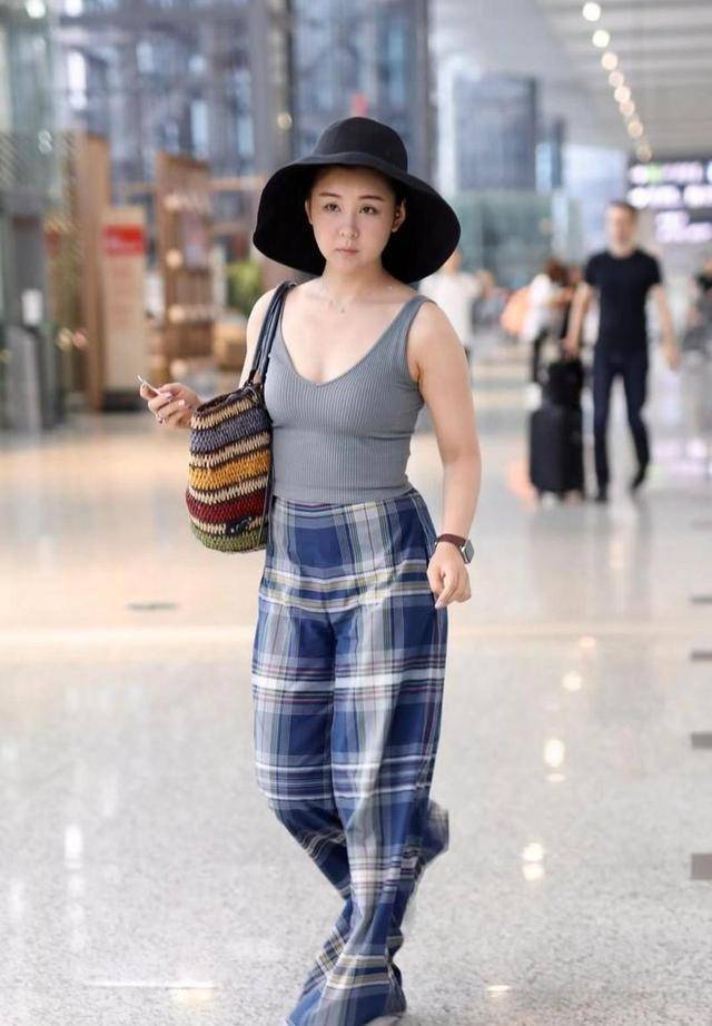 李小萌个子小但敢穿,紧身背心配阔腿裤,丰满身材至少显胖10斤_女孩_穿