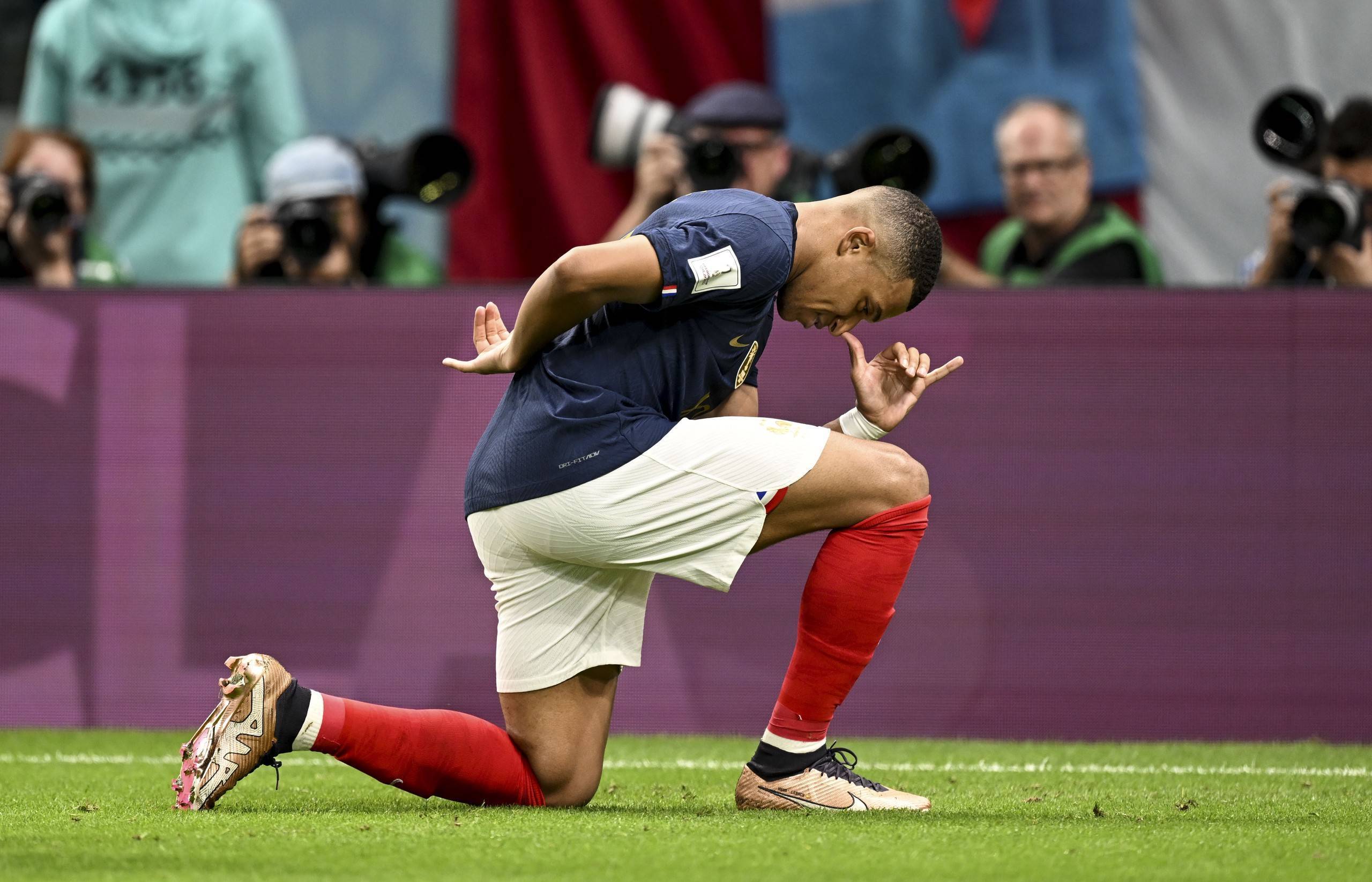 姆巴佩庆祝进球成功姆巴佩是法国队世界杯打进5球最年轻球员,近11场