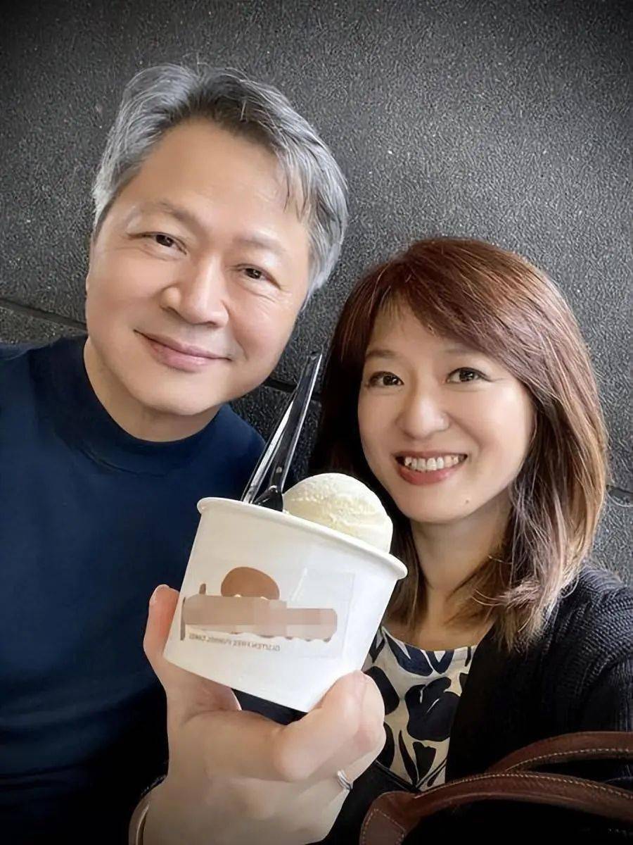 一身红裙嫁64岁教授,甜撒狗粮难掩幸福_周玉琴_赖岳谦_开心