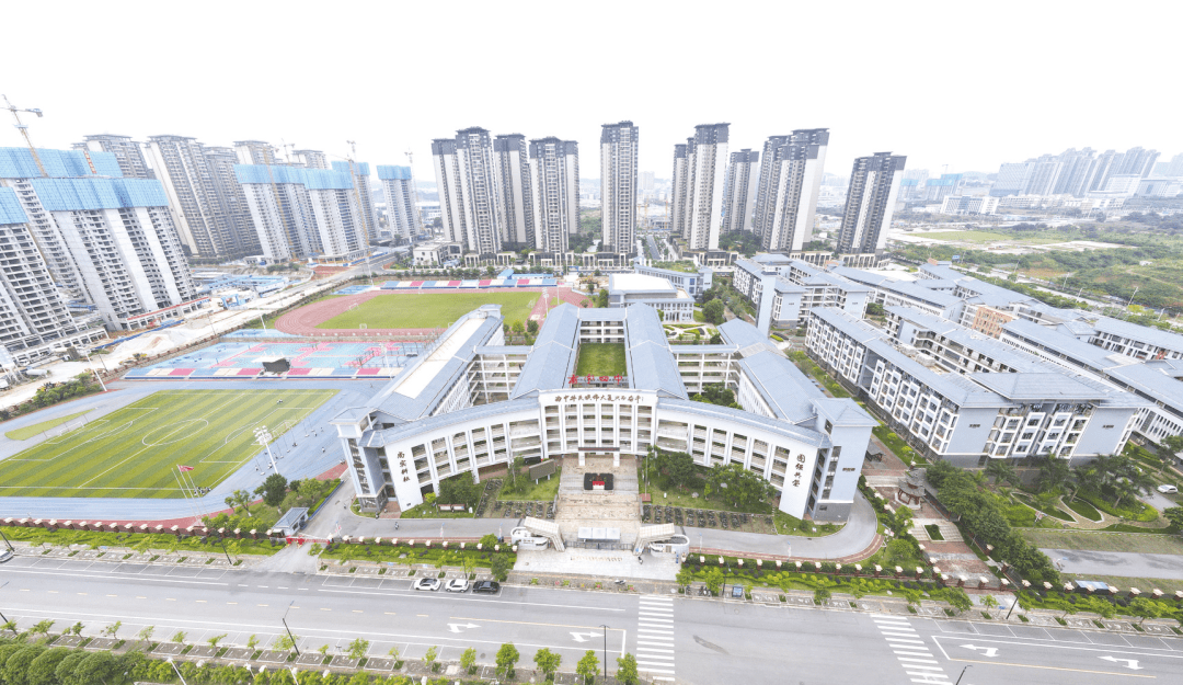 南宁四中现有民主校区初中部,五象凤凰校区初中部,五象凤凰校区高中部