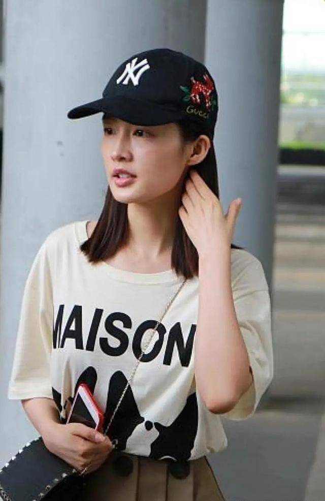 李沁遭"狗仔"偷拍,素颜照流出,网友:这才是普通人的脸_嘴角_自然_状态
