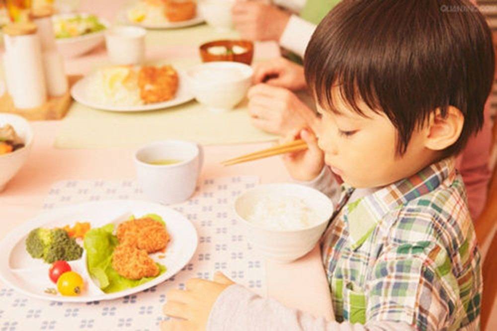 尤其是麻花等油炸食品,雖然很好吃,但經常給娃吃,會危害到孩子的身體