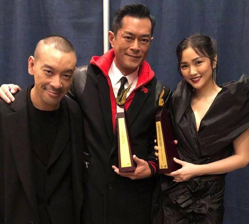 古天乐获奖众好友送祝福,大家争着与他同框合影,古仔笑得很开心_工作