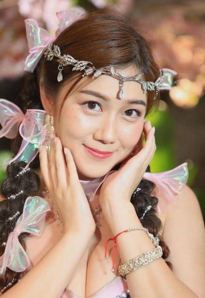 香港女演员白云:跑到云南大理,拍了一组写真致敬"五朵金花"!