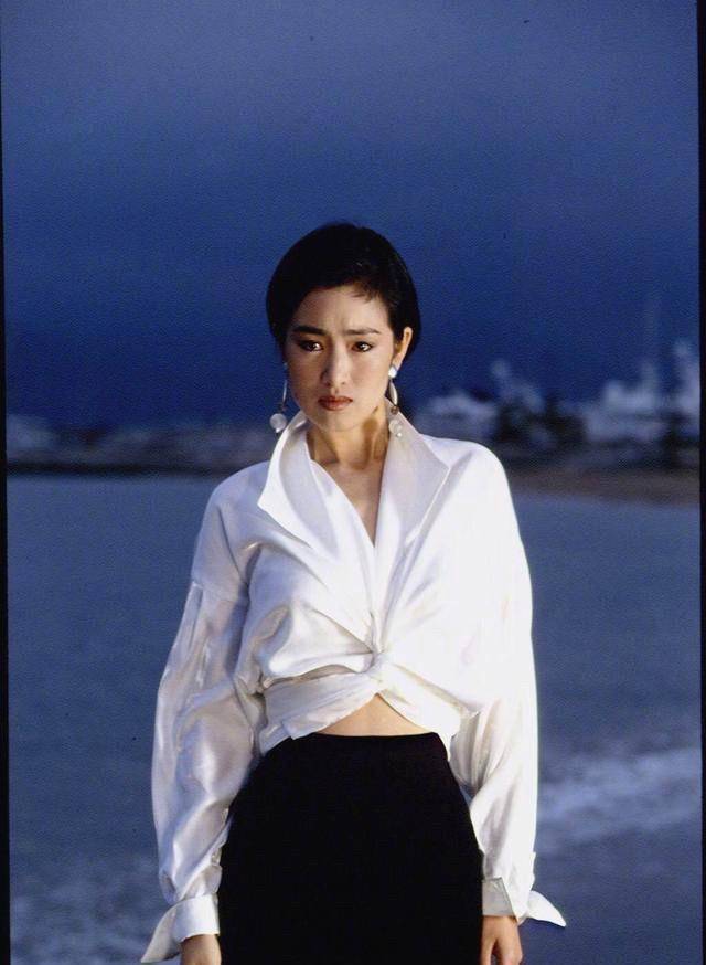 巩俐夫妇看画展,73岁老公白胡须显沧桑,巩俐白衬衫穿出国际范_服装