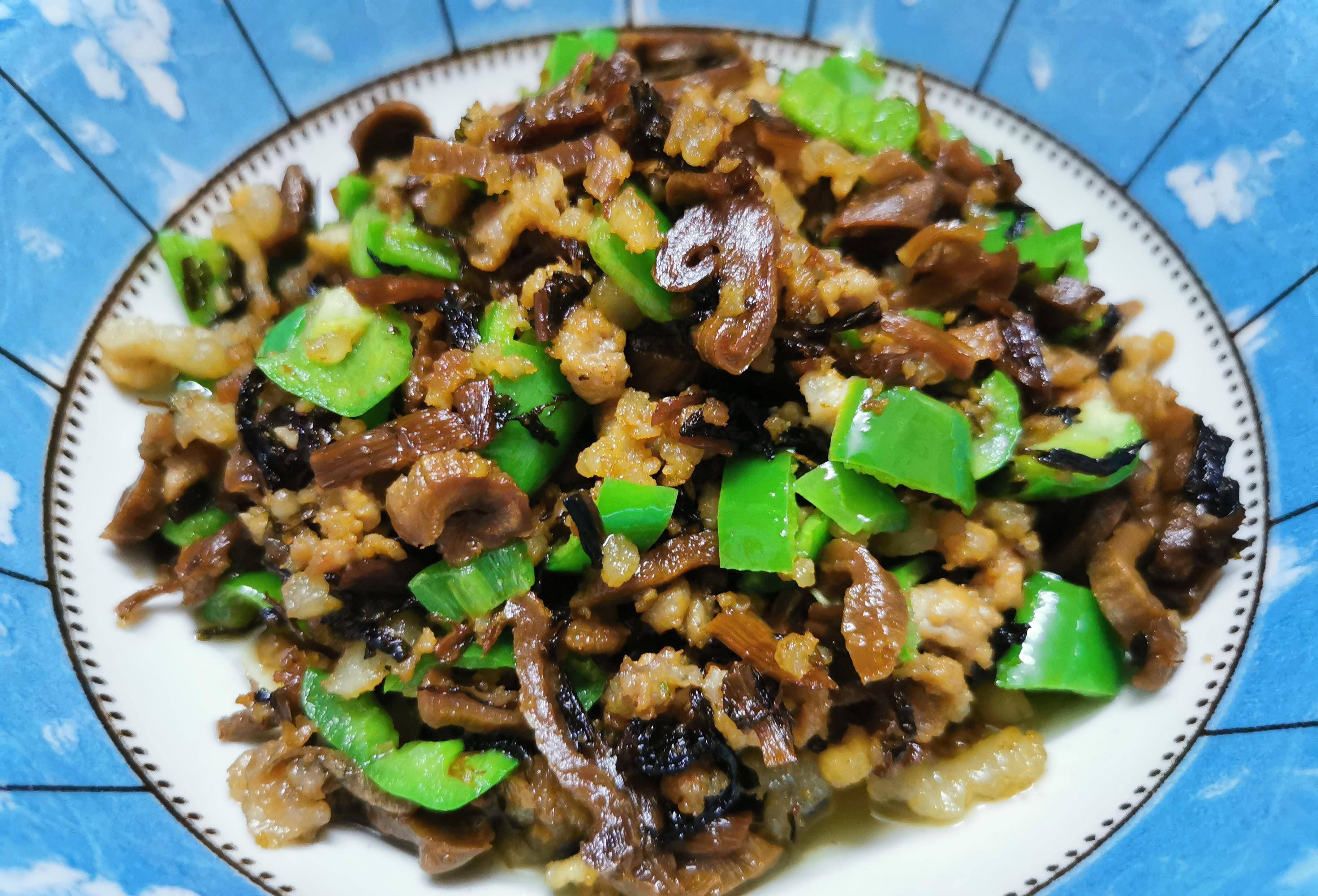 材料准备:猪肉碎150克,外婆菜一根,青椒一个