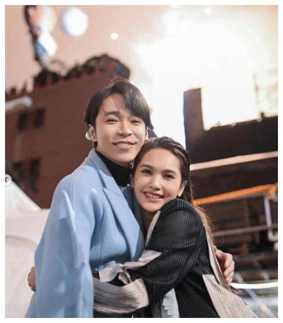 杨丞琳为初恋男友站台,两人穿的还是"cp鞋"_明星_黑色_时尚