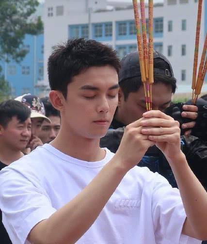 继杨洋短发后,又一男星尝试"寸头"造型,秒变成熟画风_吴磊_新剧_发型