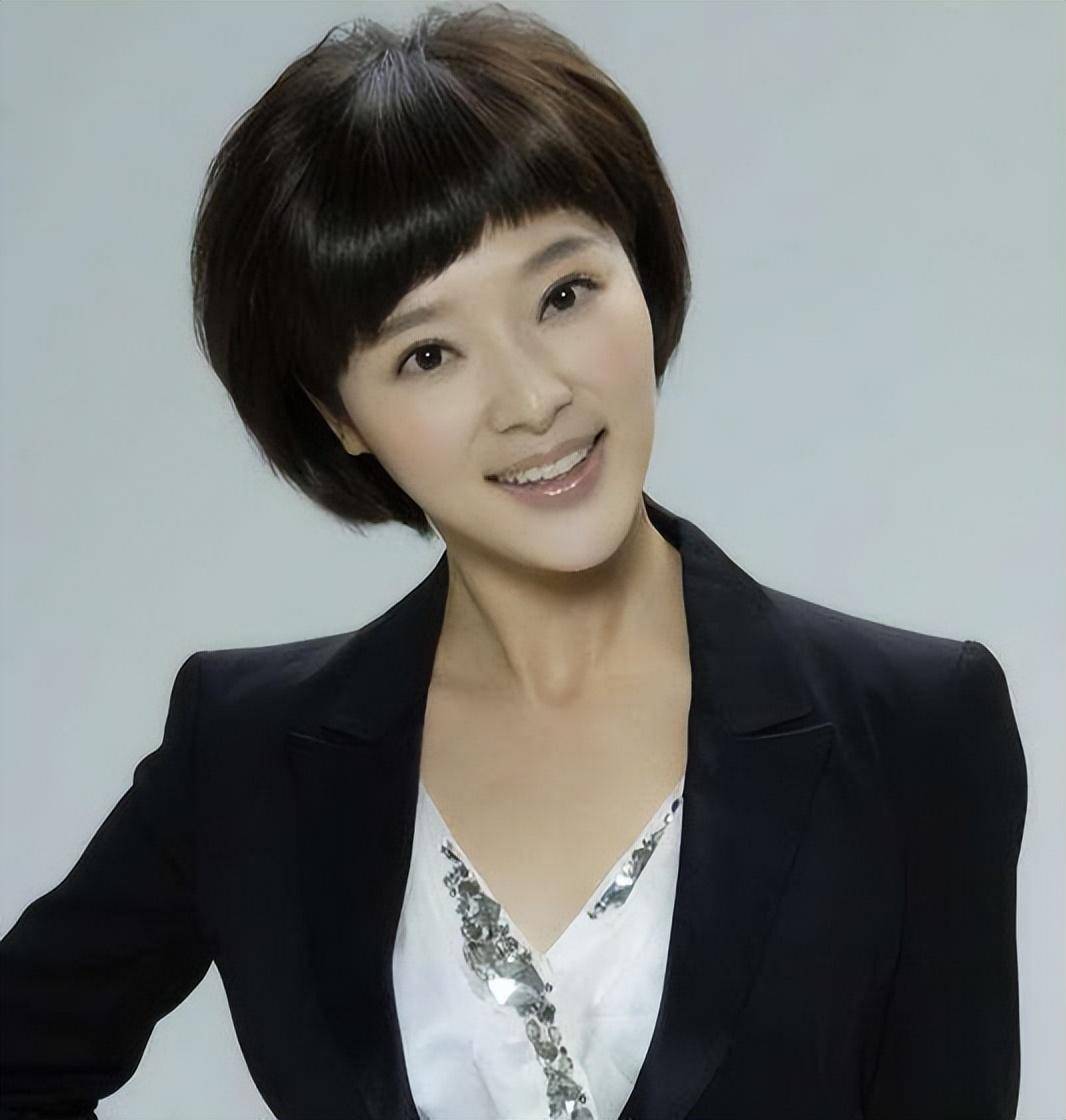 电视主持人胡蝶:31岁嫁大12岁陆川,婚后长期分居生下一儿一女_父亲