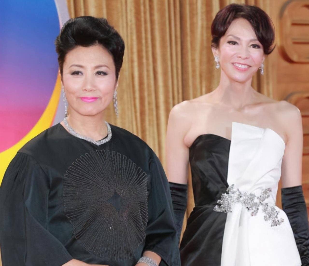 73岁汪明荃同框小10岁郑裕玲,穿礼裙姿态各异,自然脸更抗老_紫红色