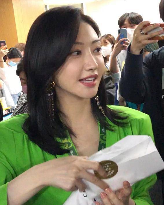 景甜被路人怼脸拍,离开精修美颜后看她正脸状态,谁看了不服气?