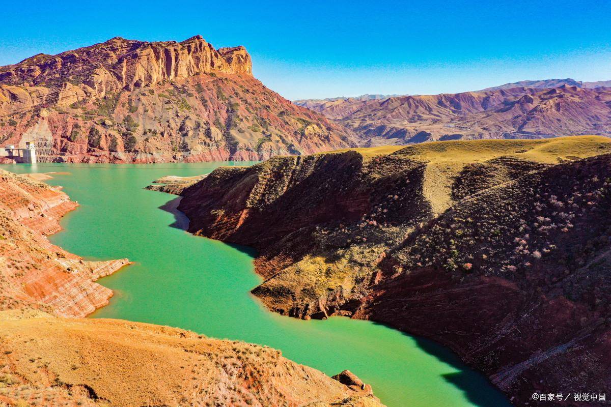 位于黄河上游,青海省共和县境内,龙羊峡水电站所在地,(大坝)也被称为"