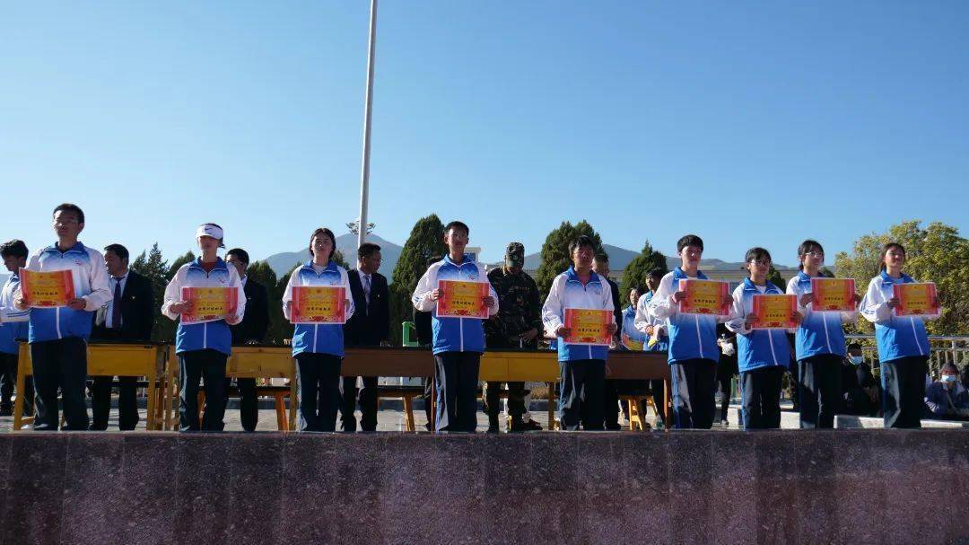 鹤庆三中举行高一新生军训汇报表演_精神_意志_王文利