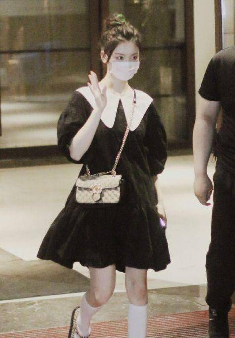 杨超越的身高并不是亮点,但她的身材比例却十分完美,以至于看上去比