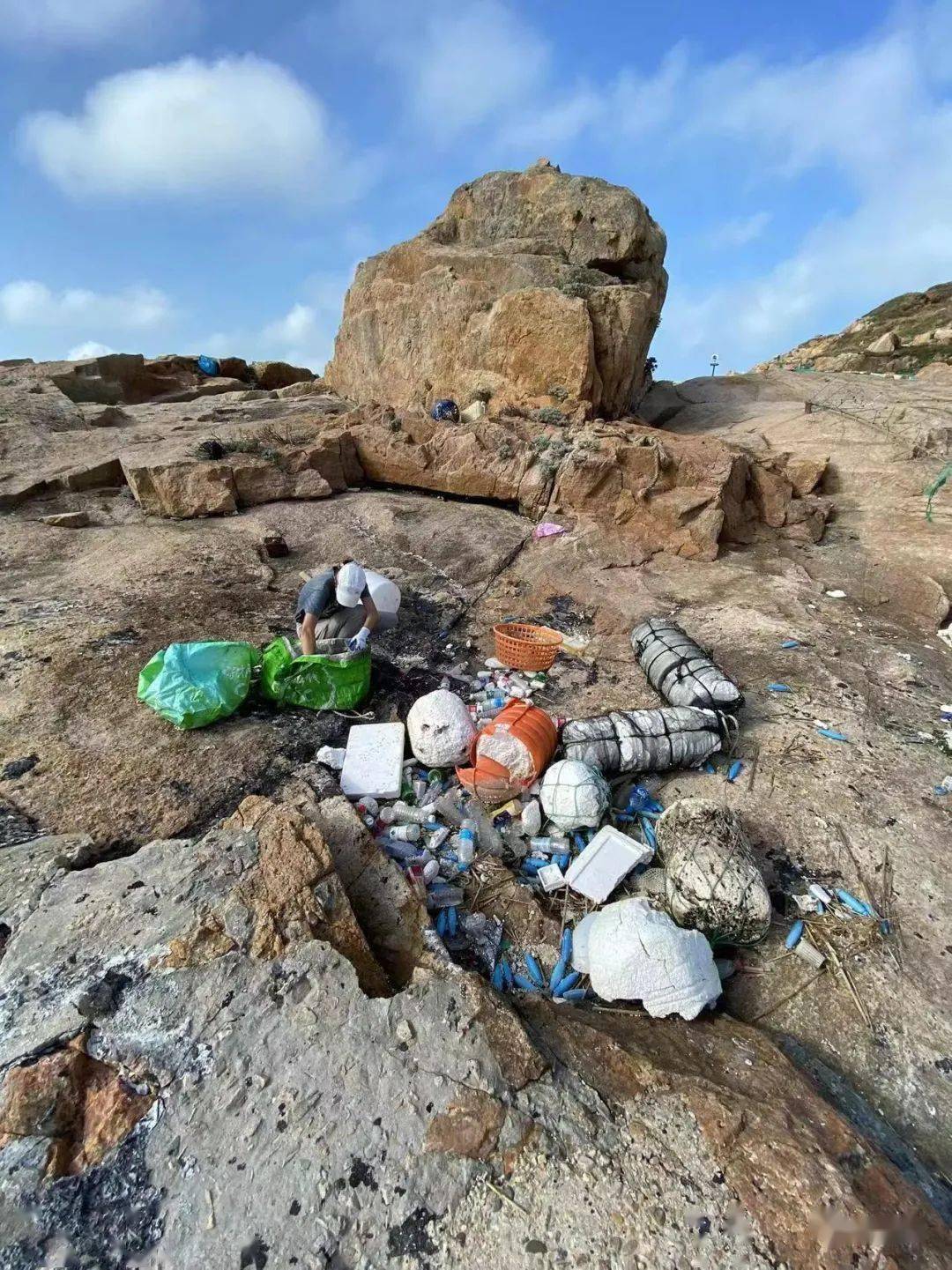 包括位于舟山的青浜海岛公益捡拾海漂垃圾与游客丢弃的塑料瓶每年一