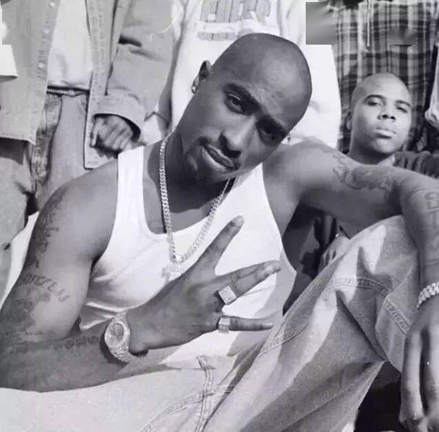 老对头东海岸的手势是用三根手指横向做出动作比出e这个字母,分别代表