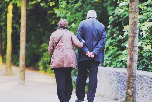 很多的老人,都喜欢在走路的时候背着手,为什么非要这样?