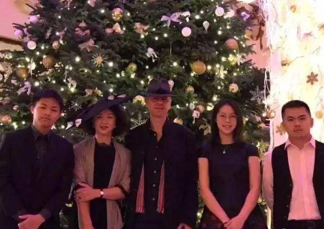 金星与女儿逛街被拍,女儿大长腿实力抢镜,两人不像母女像闺蜜_孩子