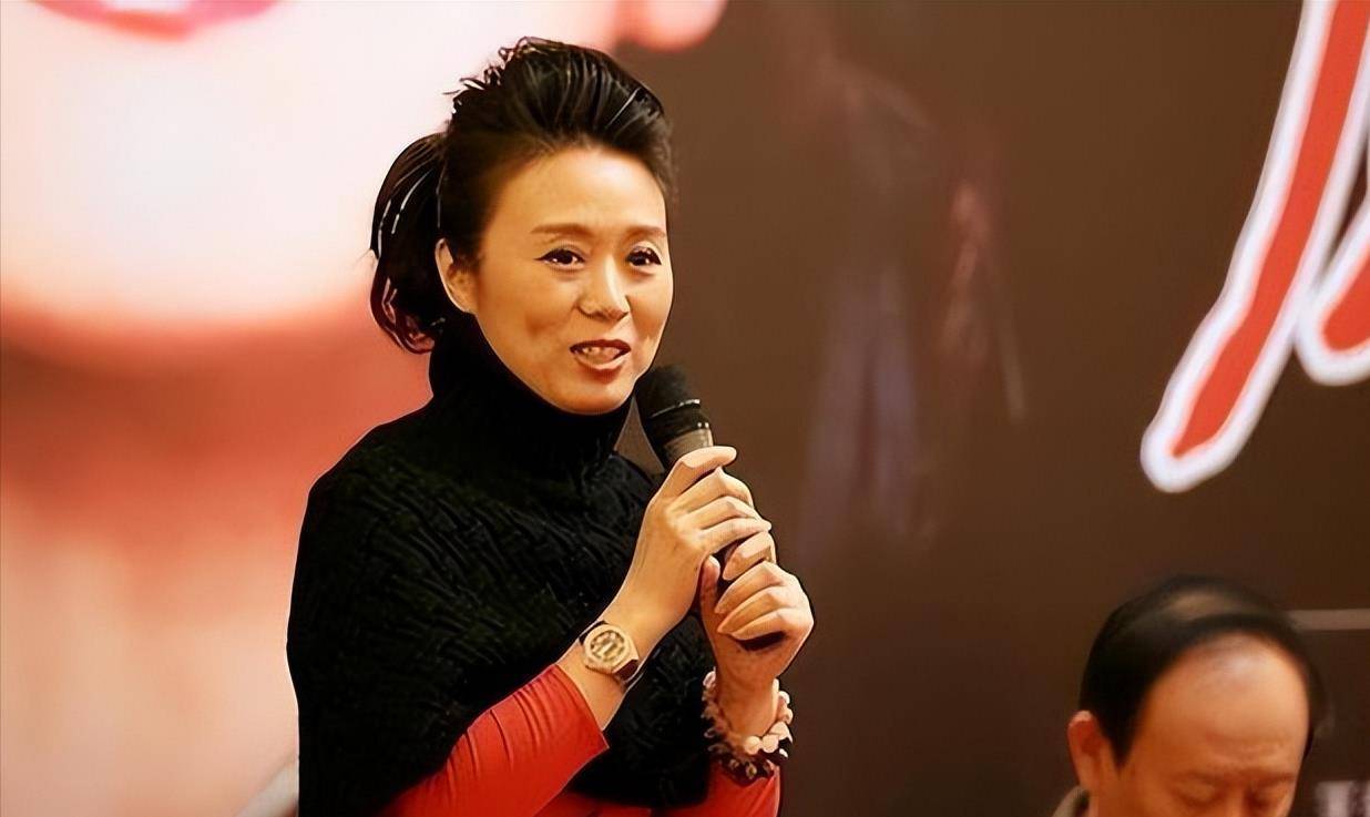 演员吴琼:嫁小15岁老公恩爱多年,被宠成幸福的小公主_舞台_网友_阮巡