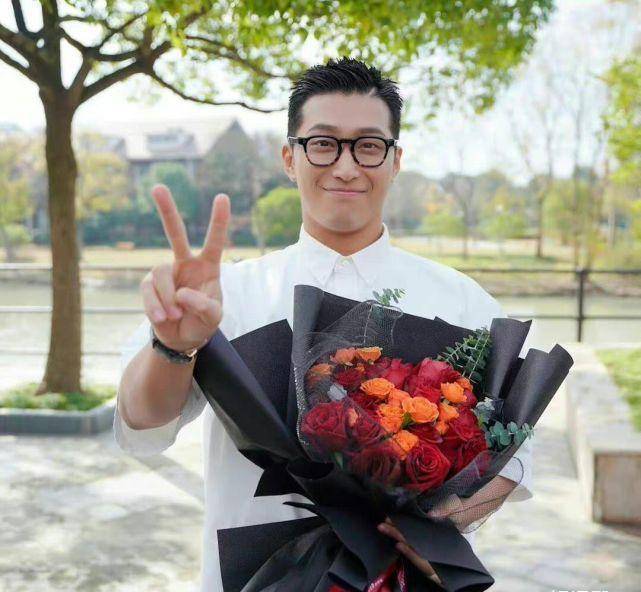 窦骁胖过头了,两百斤体重膘满肠肥,身材壮硕成油腻大叔!