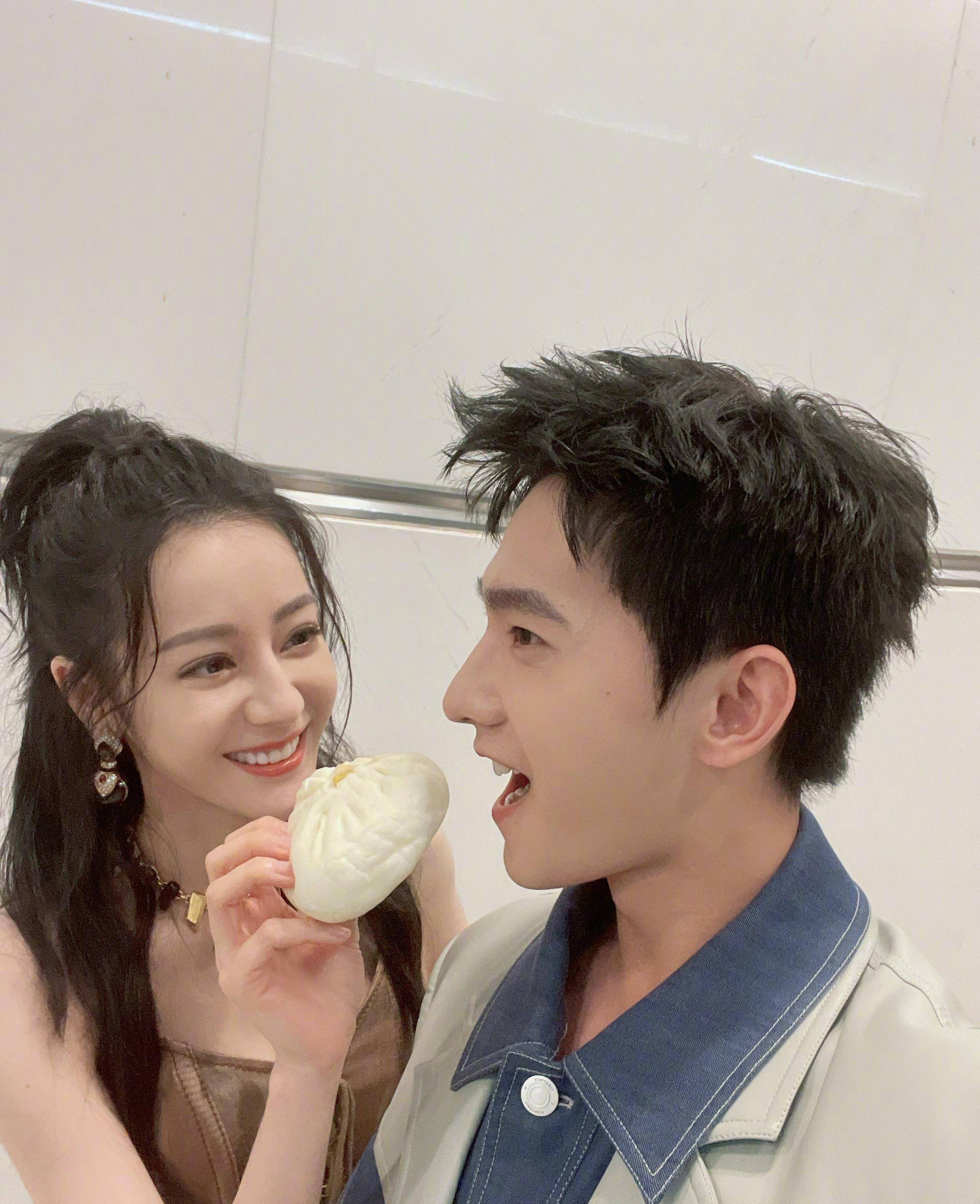 迪丽热巴迪士尼游玩,和星黛露开心合照,一个人乔装在街头溜达_照片