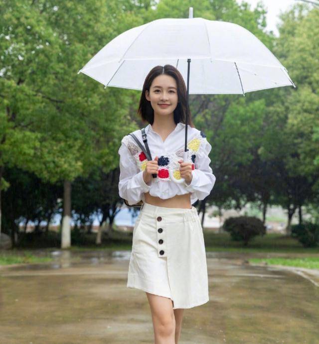 李沁"m字蹲"会再次流行吗?如果你超重就不能模仿_形象_漂亮_个性化