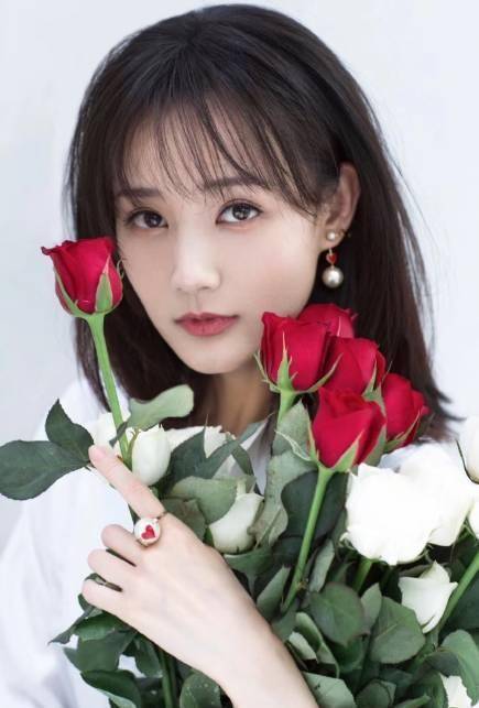 李一桐好会穿,白色蕾丝上衣 马丁靴又酷又甜,堪称女性穿搭典范_口红