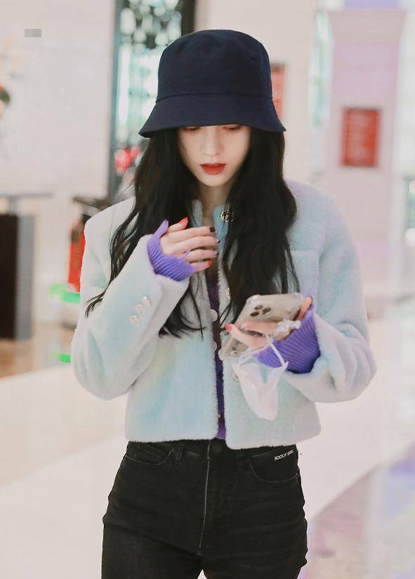 鞠婧祎穿小香风外套出镜,优雅甜美又减龄,这才是真正"直男斩"_造型