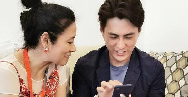 57岁的李凤绪,长发披肩休闲装扮,与老公结婚多年无绯闻,是真爱_阿兰