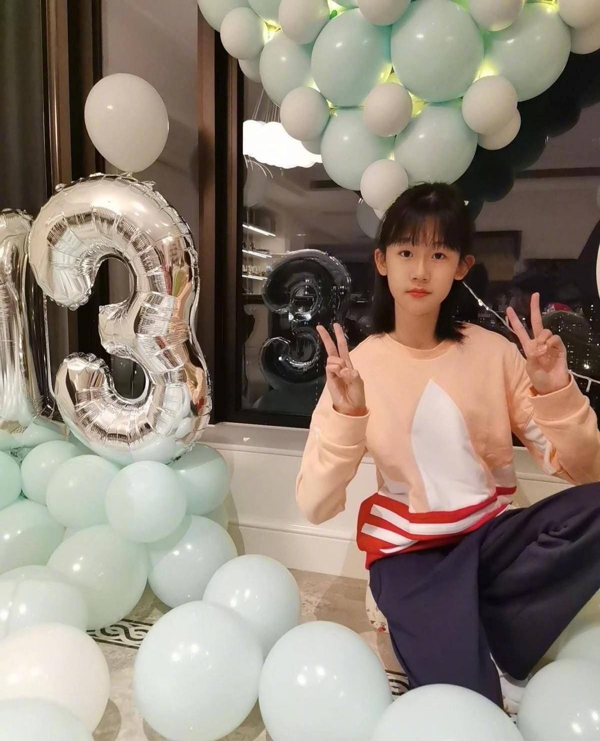 陆毅晒照为大女儿庆生,长大了的贝儿更美了,和爸爸长得真像_卫衣_造型