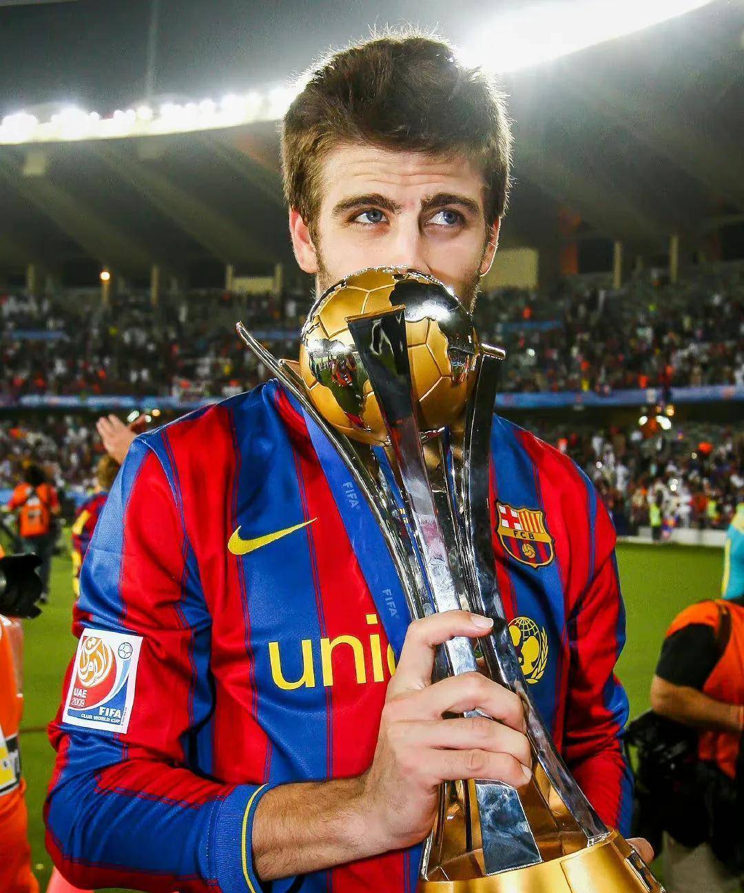 还是那个赛季,皮克作为强大的曼联俱乐部的一名年轻替补,却因为在比赛