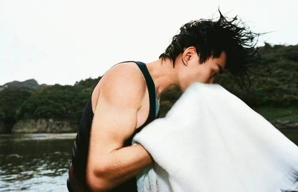 易烊千玺下河游泳,这是可以免费看的吗_照片_屏幕_线条