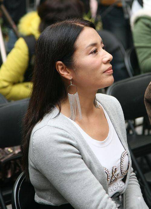 57岁的李凤绪,长发披肩休闲装扮,与老公结婚多年无绯闻,是真爱_阿兰