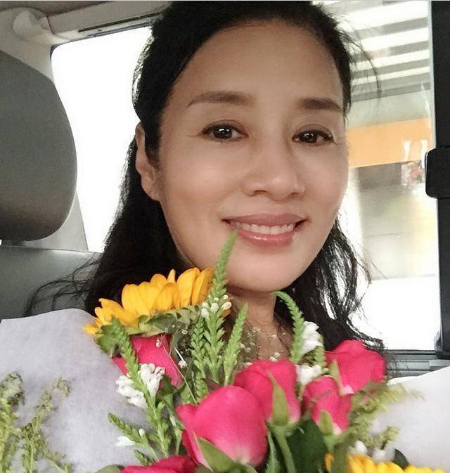 57岁的李凤绪,长发披肩休闲装扮,与老公结婚多年无绯闻,是真爱_阿兰