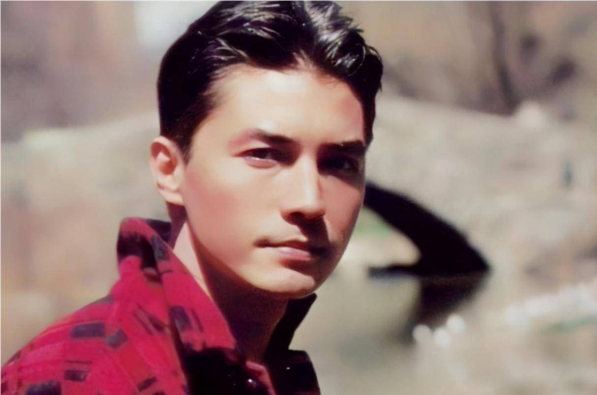 尊龙:演"末代皇帝",拥有众多光环,但生活却不只是鲜花和掌声_因为