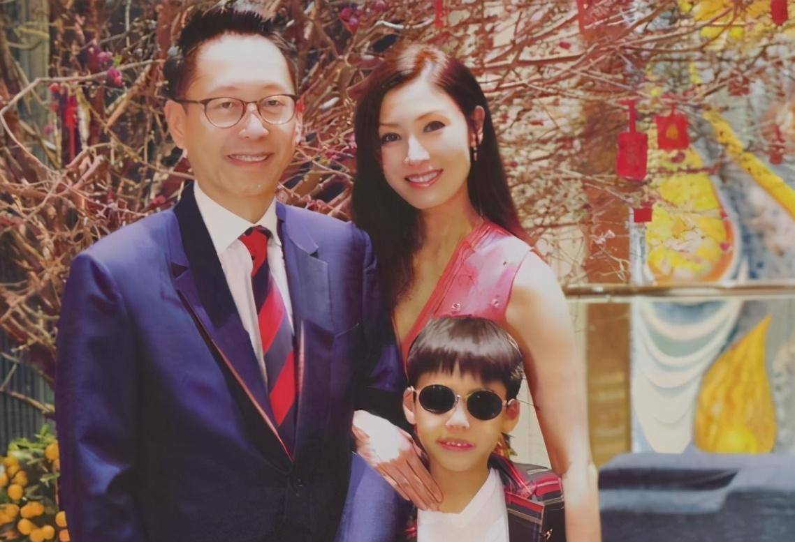 50岁李嘉欣近照曝光,穿"时尚装"逛超市,网友:儿子还在身边_刘銮雄