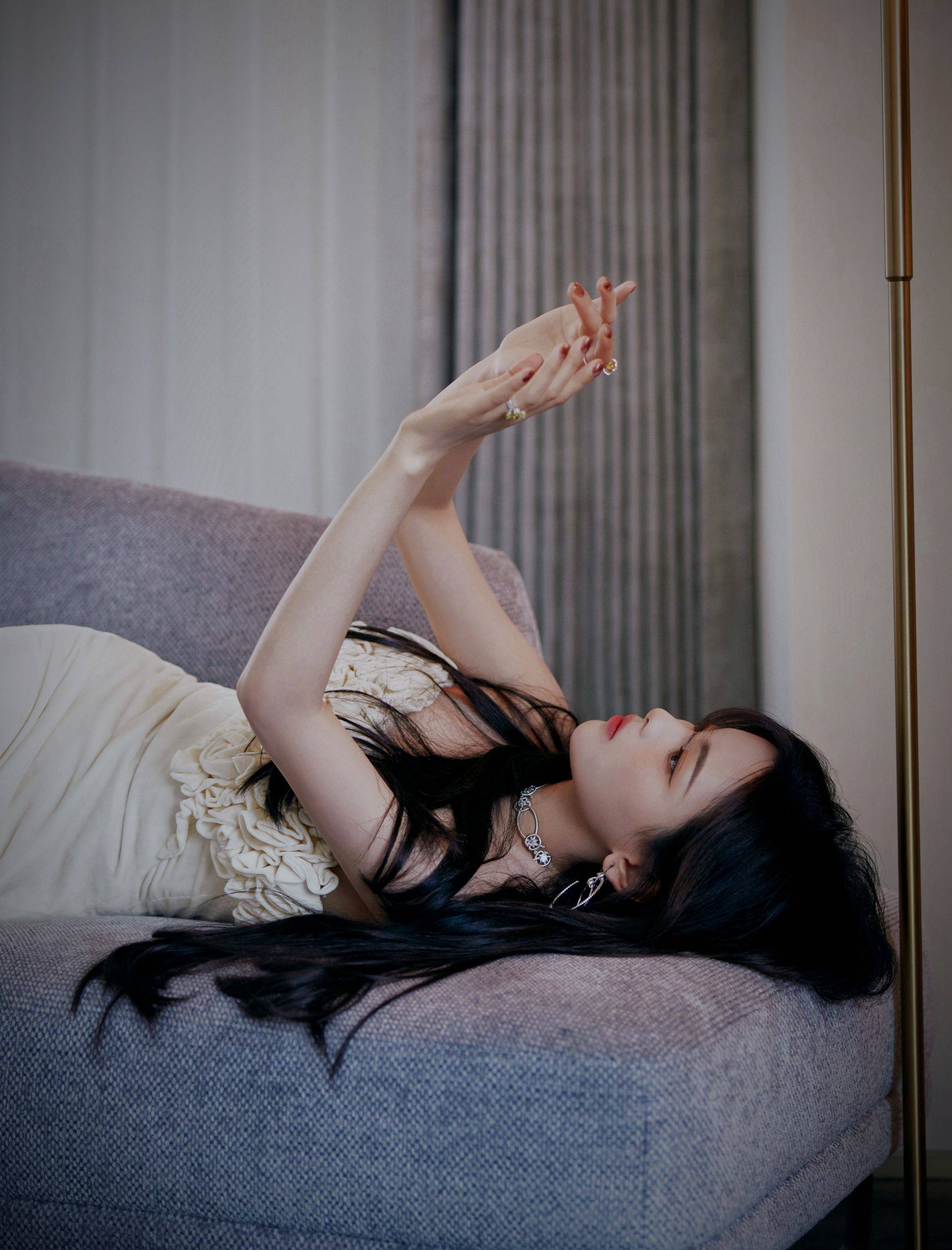 杨超越齐胸白色礼服性感写真