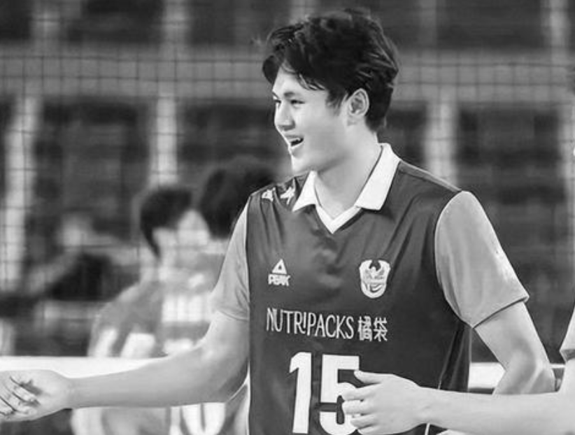 2001年出生的李博今年刚刚21岁,从小就开始接触正规排球训练,年纪虽小