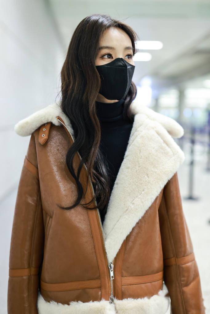 李一桐波浪卷发造型出行 翻领皮夹克配紧身牛仔酷飒满分_身材