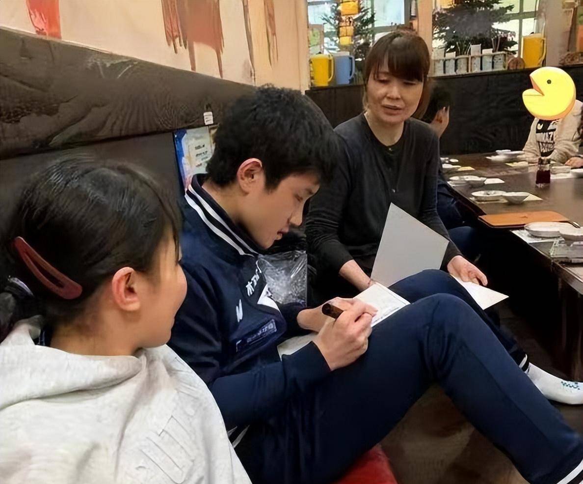曾是邓亚萍队友,后改日本籍效力日乒,儿女都是乒坛名将_张玲_乒乓球