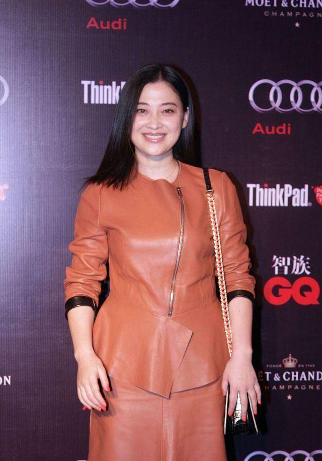 梅婷也躲不过中年发福,橘色皮衣套装穿着更有肉感,气质仍出众_效果_的