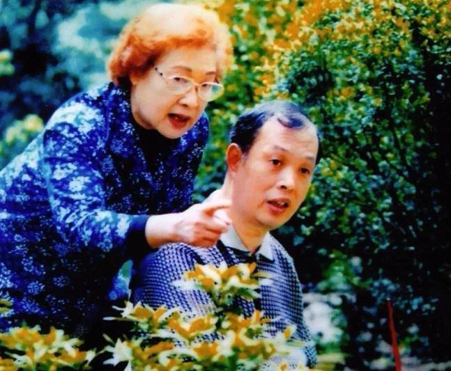 98歲秦怡近況曝光,身患重病靠輸液維生,晚年喪夫喪子一生坎坷_陳天國