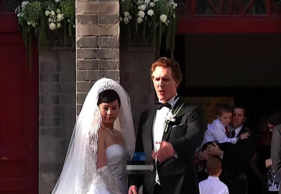 袁立的第一任老公是演员赵岭,两人在2007年结婚,谁知年底便离婚了